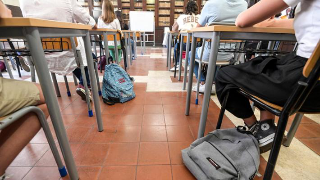 Pescara - Atti sessuali con una studentessa, docente sospesa